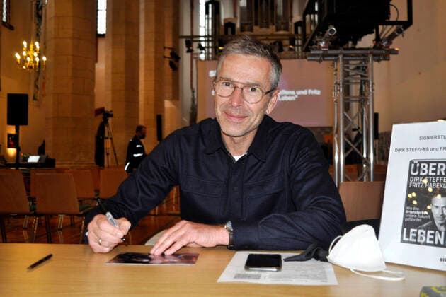 Bilder des Jahres 2020, Entertainment 10 Oktober Entertainment Themen der Woche KW42 Entertainment Bilder des Tages Dirk Steffens beim Fototermin anlässlich der Buchsignierung Über Leben - Zukunftsfrage Artensterben: Wie wir die Ökokrise überwinden in der Konzerthalle Ulrichskirche. Halle Saale, 17.10.2020
