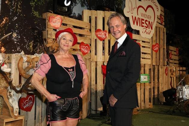 17.10.2020, Set Studio, Wiener WIESN dahoam, Online is! Die erste interaktive WIESN LIVE Show für alle zuhause zum Mitmachen im Bild: Jazz Gitti, Christian Feldhofer -GF Wiener Wiesn, Wiener WIESN dahoam