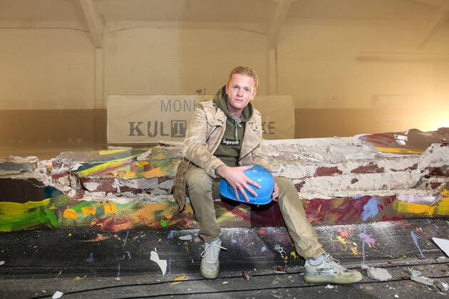 Bilder des Jahres 2020, Entertainment 10 Oktober Entertainment Themen der Woche KW42 Leon Löwentraut In Time Ausstellung in Monheim a. Rhein bei Köln. Unter dem Motto Kunst und Architektur in der Transformation beendete der Künstler am 17.10.2020 seine erfolgreiche Werkschau mit einer spektakulären Kunstperformance in den Monheimer Kulturwerke. Leon Löwentraut In Time Ausstellung in Monheim a. Rhein