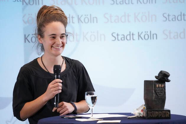 Bilder des Jahres 2020, News 10 Oktober News Themen der Woche KW43 News Bilder des Tages Verleihung des Karl-Kuepper-Preis 2020 fuer Carola Rackete im Historischen Rathaus Koeln 19.10.2020, Koeln, Carola Rackete schmunzelt und laechelt bei ihrer Reden bei der Verleihung des Karl-Kuepper-Preis fuer ihr besonderes Engagement und Zivilcourage in der Fluechtlingshilfe im historischen Rathaus Koeln Nordrhein-Westfalen Deutschland