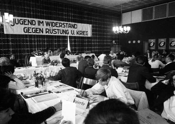 Kriegsdienstgegner-Kongress (DFG-VK) 1970 DEU, Deutschland, Dortmund: Der Kongress der Internationale der Kriegsdienstgegner (DFG-VK) hier am 11.10.1970 in Dortmund setzte sich mit Ruestung und Krieg auseinander. DEU, Germany, Dortmund: The Congress of the International of War Opponents (DFG-VK) here on October 11, 1970 in Dortmund dealt with armament and war. NRW