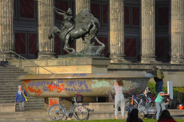 Bilder des Jahres 2020, News 10 Oktober News Themen der Woche KW43 News Bilder des Tages Die Granitschale vor dem Alten Museum ist mit Grafitti-Schmiereeien beschaedigt.