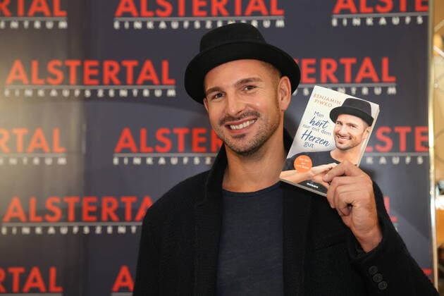 Bilder des Jahres 2020, Entertainment 10 Oktober Entertainment Themen der Woche KW43 Entertainment Bilder des Tages Hamburg Schauspieler und Tänzer Benjamin Piwko stellt sein Buch Man hört nur mit dem Herzen gut im AEZ Alstertal Einkaufszentrum vor, am verkaufsoffenen Sonntag hält der gehörlose Finalist aus der Fernsehshow Let s Dance eine Lesung im Einkaufszentrum in Hamburg Poppenbüttel 25.10.2020