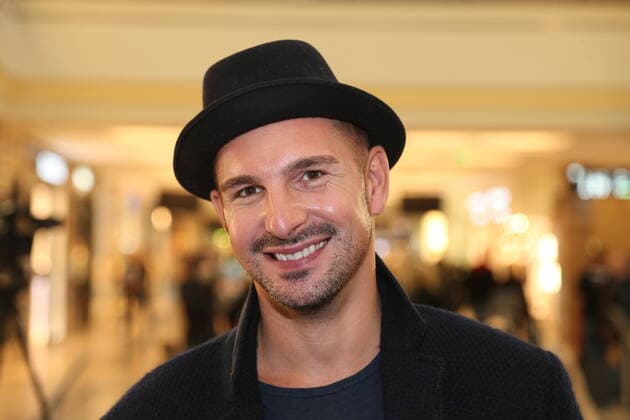 Hamburg Schauspieler und Tänzer Benjamin Piwko stellt sein Buch Man hört nur mit dem Herzen gut im AEZ Alstertal Einkaufszentrum vor, am verkaufsoffenen Sonntag hält der gehörlose Finalist aus der Fernsehshow Let s Dance eine Lesung im Einkaufszentrum in Hamburg Poppenbüttel 25.10.2020