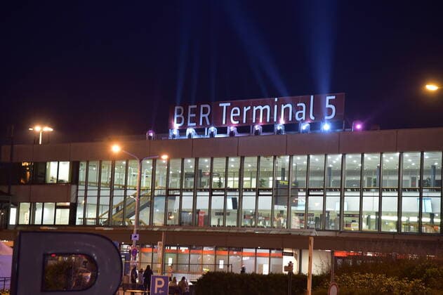 Bilder des Jahres 2020, News 10 Oktober News Themen der Woche KW43 News Bilder des Tages Aus SXF wird BER Lichtspiele zur feierlichen Eröffnung zur Umbenennung des Terminals Begrüssung und Übergabe der bisherigen Leuchtbuchstaben, Flughafen BER Terminal 5, ehemals Flughafen Schönefeld, Gemeinde im brandenburgischen Landkreis Dahme-Spreewald am 24.10.2020