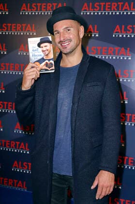 Benjamin Piwko bei der Präsentation seines Buches Man hört nur mit dem Herzen gut im Alstertal Einkaufzentrum. Hamburg, 25.10.2020