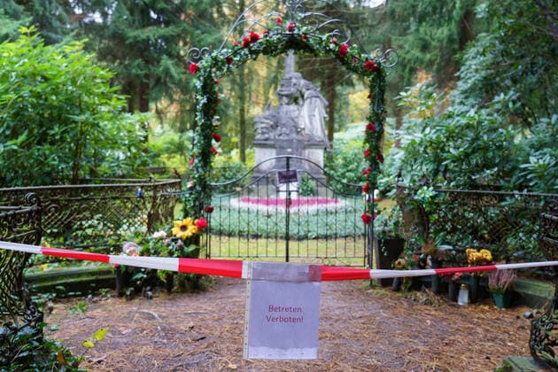 Bilder des Jahres 2020, Entertainment 10 Oktober Entertainment Themen der Woche KW44 News Bilder des Tages Grabstätte vom Hamburger Schauspieler Jan Fedder geschändet Friedhof Hamburg-Ohlsdorf an der Grabstätte wurde von bisher Unbekannten der rechte vordere Metalzaun beschädigt die Balustrade vorne rechts am Eingang zum Grab fehlt die Grabstätte ist nun mit Flatterband abgesperrt -;Grabstätte vom Hamburger Schauspieler Jan Fedder geschändet Friedhof Hamburg-Ohlsdorf an der Grabstätte wurde von bisher Unbekannten der rechte vordere Metalzaun beschädigt die Balustrade vorne rechts am Eingang zum Grab fehlt die Grab, Hamburg Hamburg Deutschland Friedhof Ohlsdorf