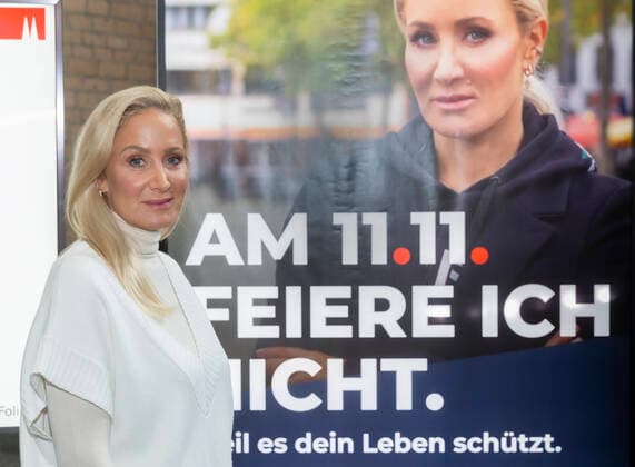 Bilder des Jahres 2020, Entertainment 10 Oktober Entertainment Themen der Woche KW44 Entertainment Bilder des Tages Mit einer ueberregionalen Kampagne unter dem Motto Diesmal nicht wirbt die Stadt Koeln angesichts der Corona-Infektionen fuer Verzicht im Karneval. (Foto vom 27.11.2020: Schauspielerin Janine Kunze, Gesicht der Plakatkampagne) Auf dem gesamten Stadtgebiet gilt ganztaegig ein Alkoholverkaufs- und -verzehrverbot in der Oeffentlichkeit. 30 Prozent aller Gastronomen vor allem an den karnevalistischen Hotspots haben zugesagt, ihre Kneipen am 11.11. geschlossen zu halten. (Siehe epd-Meldung vom 27.10.2020) Koeln wirbt fuer Verzicht zum Karneval