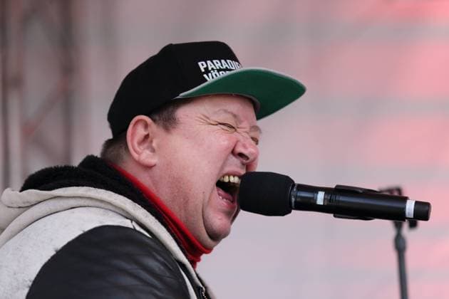 Bilder des Jahres 2020, Entertainment 10 Oktober Entertainment Themen der Woche KW44 Entertainment Bilder des Tages Sebastian Krumbiegel spielt bei einem Protestkonzert gegen die Wahl des neuen AfD-Fraktionsvorsitzenden auf dem Alten Markt am Brandenburger Landtag in Potsdam, 27. Oktober 2020. Protestkonzert Flügel statt Flügel in Potsdam
