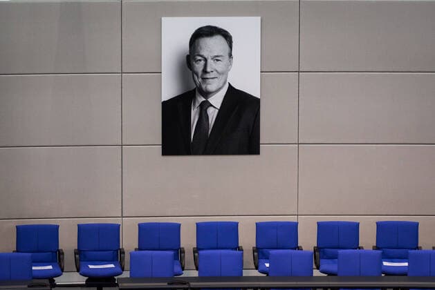 Bilder des Jahres 2020, News 10 Oktober News Themen der Woche KW44 News Bilder des Tages News Bilder des Tages Berlin, Bundestag würdigt den verstorbenen Vizepräsidenten Oppermann Deutschland, Berlin - 28.10.2020: Im Bild ist ein Bild des verstorbenen Vizepräsidenten Thomas Oppermann (spd) während der halbstündigen Trauerfeier im deutschen Bundestags zu sehen. Berlin Bundestag Berlin Deutschland