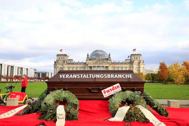 Bilder des Jahres 2020, News 10 Oktober News Themen der Woche KW44 News Bilder des Tages News Bilder des Tages Demonstration zur Rettung der Veranstaltungswirtschaft vom Aktionsbündnis Alarmstufe Rot . Berlin, 28.10.2020