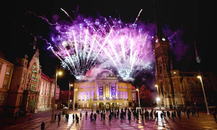 Bilder des Jahres 2020, News 10 Oktober News Themen der Woche KW44 News Bilder des Tages News Bilder des Tages Kulturhauptstadt 2025 28.10.2020, Chemnitz, Theaterplatz, Kulturhauptstadt Auf Empfehlung der europäischen Auswahljury in Berlin wird Chemnitz 2025 Kulturhauptstadt Europas. Chemnitz jubelt!!! Auf dem Theaterplatz singt ein Chor. Das Balett des Opernhauses bietet eine Tanzdarbietung dar. Auf dem Balkon des Opernhauses spielen Musiker Ode an die Freude von Ludwig van Beethoven. Dazu findet vom Opernhaus über dem Theaterplatz noch ein Feuerwerk statt. Chemnitz Sachsen BRD