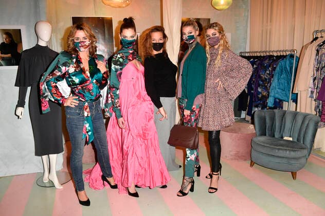 Bilder des Jahres 2020, Entertainment 10 Oktober Entertainment Themen der Woche KW44 Entertainment Bilder des Tages Bettina Cramer, Anastasia Nastya Borisova, Anja Gockel, Mareike Lerch und Nadine Wimmer bei der Anna von Griesheim & Anja Gockel Fashion Show Winter 20 21 in der Location Paris 44. Berlin, 29.10.2020