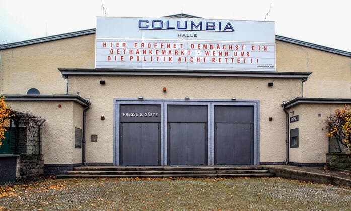 Bilder des Jahres 2020, News 10 Oktober News Themen der Woche KW44 News Bilder des Tages Columbia Halle geschlossen Berlin, 31.10.2020: Konzerthaeuser und Veranstaltungsraeume muessen aufgrund der neuen Corona-Verordnungen ab 02.11.20 wieder schliessen. Schriftzug an Columbia Halle zeigt: Hier eroeffnet demnaechst ein Getraenkemarkt - wenn uns die Politik nicht rettet!! Berlin Deutschland Columbia Halle