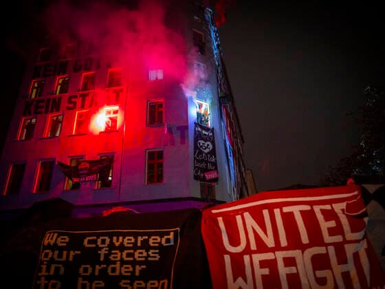 Bilder des Jahres 2020, News 10 Oktober News Themen der Woche KW44 News Bilder des Tages Interkiezionale Demonstration am 31. Oktober 2020 in Berlin-Friedrichshain Interkiezionale Demonstration am 31. Oktober 2020 in Berlin-Friedrichshain - Der Protest richtet sich gegen Genrtifizierung sowie dem Rot Rot Grünen Senat Die Demonstration zog sich vom S Bahnhof Warschauer Straße bis zum Bensarinplatz wo die Demonstration aufgelöst wurde - Die Route führte an meheren Szeneobjekten vorbei unteranderem auch die Liebig34. Es kam zu vereinzelten Flaschenwürfen und Steinwürfen sowie dem gehäuften Abbrenenn von Pyrotechnik Die Demonstration zieht an einem HAus vorbei aus welchen Solidaritätsbekundungen kommen in Form von Plakaten und Pyrotechnik. Berlin Friedrichshain Berlin Germany