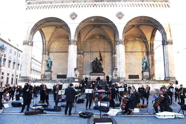 Bilder des Jahres 2020, Entertainment 10 Oktober Entertainment Themen der Woche KW44 Entertainment Bilder des Tages Solisten Muenchen 31.10.20 Odeonsplatz Mozarts Requiem in d- moll KV 626 -Eine Trauerfeier fuer Kultur-Begann 5 nach 12 Uhr -Andrea Fessmann Dirigentin- Leitung Muenchen