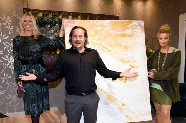 Bilder des Jahres 2020, Entertainment 10 Oktober Entertainment Themen der Woche KW44 Simone von Anhalt, Sascha Maaz und Ursula Gottwald bei der Finissage der Ausstellung Farb-Pracht mit Versteigerung des Werkes Awakening von der Künstlerin Simone von Anhalt im Friseursalon Figaro. München, 31.10.2020