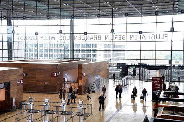 Bilder des Jahres 2020, News 11 November News Themen der Woche KW44 News Bilder des Tages Am Sonntag, den 1. November 2020, hat am Terminal 1 des Flughafens Berlin Brandenburg Willy Brandt (BER) der Regelbetrieb mit den ersten kommerziellen Abflügen begonnen. Schönefeld, 01.11.2020