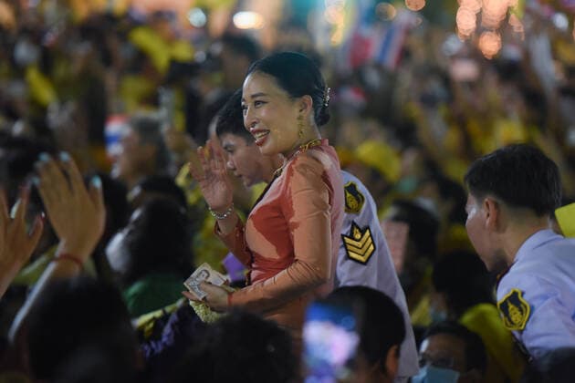 November 1, 2020, Bangkok, Thailand: Princess Bajrakitiyabha Mahidol waves at the royalist supporters..After the Buddhist ceremony at Grand palace. Thai King Maha Vajiralongkorn and Queen Suthida greet people who were wearing yellow shirt to present their support. Bangkok Thailand - ZUMAs197 20201101_zaa_s197_078 Copyright: xYuttachaixKongprasertx