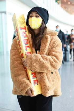 Bilder des Jahres 2020, Entertainment 11 November Entertainment Themen der Woche KW45 Entertainment Bilder des Tages Chinese actress Liu Yun holds a rare 9-kilogram Toblerone chocolate, showing up with mask and hat on at an airport in Beijing, China, 2 November 2020.