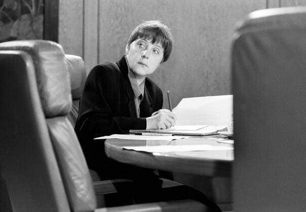 Bundesumweltministerin Angela MERKEL , CDU , bei einer Kabinettsitzung im April 1994 Angela MERKEL , CDU , Minister for the Environment , during a cabinet meeting in April 1994
