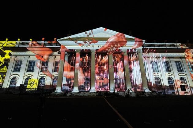 Bilder des Jahres 2020, Entertainment 11 November 03.11.2020 xkhx, Kassel, Fridericianum Zur Wahl in den USA projiziert die Künstlerin Trisha Baga eine Nacht lang Videos auf die Fassade des Kasseler Fridericianums. Donald Trump, Corona - und Hoffnung. Hope heißt die Installation die in einer Endlosschleife von heute von 19 Uhr bis Mittwoch läuft