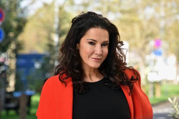 Bilder des Jahres 2020, Entertainment 11 November Entertainment Themen der Woche KW45 Entertainment Bilder des Tages Die Schauspielerin Mariella Ahrens posiert in der Kulisse der RTL Serie Unter uns in der sie ab 10.02.2021 zu sehen sein wird ACHTUNG SPERRFRIST bis zum 01.02.2021 für die Veröffentlichung der Fotos