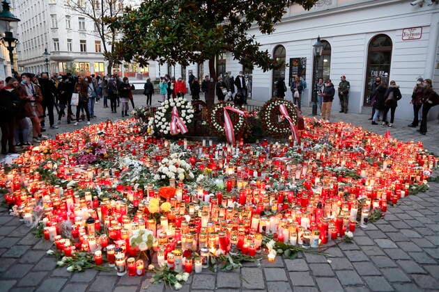 Bilder des Jahres 2020, News 11 November News Themen der Woche KW45 News Bilder des Tages IS-Terroranschlag in Wien: Lichtermeer für die Opfer Wien, Bermuda-Dreieck, 6.11.2020 4. Tag nach dwm IS-Terroranschlag vom 2.11.2020 Trauernde Passanten entzünden Kerzen rund um die Tatorte im Bermuda-Dreieck Islamistischer Terrorismus, Islamischer Staat, Terroranschlag, Terrorakt, Attentat, Islamismus, Dschihad Gedenklichter Trauer Wien Austria