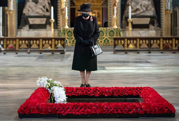 Bilder des Jahres 2020, Entertainment 11 November Entertainment Themen der Woche KW45 . 07 11 2020. London, United Kingdom. Queen Elizabeth II wears a face mask at a ceremony to mark the centenary of the burial of the Unknown Warrior at Westminster Abbey in London.  xPoolx xi-Imagesx IIM-21777-0004