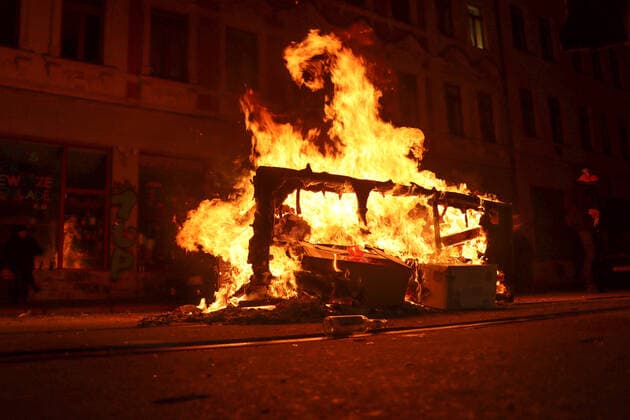 Bilder des Jahres 2020, News 11 November News Themen der Woche KW45 Im Bild: In Connewitz gab es am späten Samstagabend Ausschreitungen - Barrikaden brannten, die Polizei ist mit einem Großaufgebot vor Ort Leipzig - Ausschreitungen in Connewitz