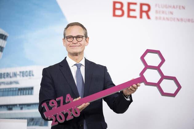 Bilder des Jahres 2020, News 11 November News Themen der Woche KW45 News Bilder des Tages Michael Mueller, SPD, Regierender Buergermeister von Berlin, aufgenommen bei der symbolischen Schluesseluebergabe am Tag der Schliessung des Flughafen Berlin Tegel (TXL) in Berlin, 08.11.2020. Berlin Deutschland