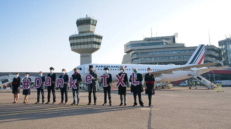 Bilder des Jahres 2020, News 11 November News Themen der Woche KW45 News Bilder des Tages Berlin GER, Berlin, 08.11.20, TXL - Letzter Abflug von Air France danketxl - Crew und Buergermeister M Mueller, Berlin Tegel - Impessionen TXL, Letzter Abflug von Air France auf dem Vorfeld, AF 1235 nach Paris CG - Flugzeug, Pressetermin am TXL Terminal C 08.11.2020, Copyright: xUwexKoch xEibner-Pressefotox EP_ukh