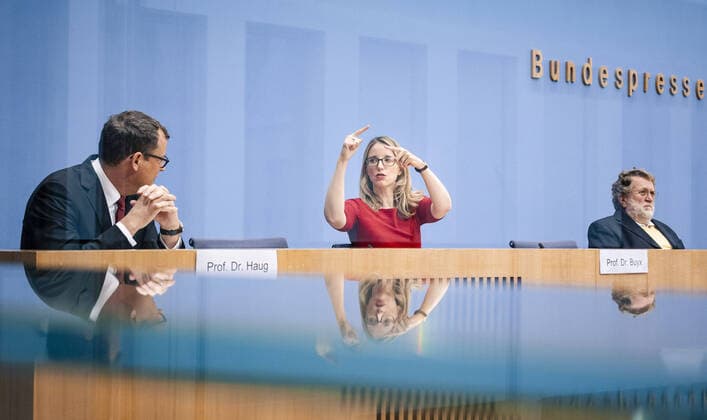Bilder des Jahres 2020, News 11 November News Themen der Woche KW46 News Bilder des Tages Gerald Haug, Praesident der Nationalen Akademie der Wissenschaften Leopoldina, Alena Buyx, Vorsitzende Deutscher Ethikrat und Thomas Mertens, Vorsitzender der StâˆöÂßndigen Impfkommission (STIKO), aufgenommen bei der Vorstellung des gemeinsamen Positionspapiers Wie soll der Zugang zu einem COVID-19-Impfstoff geregelt werden? in der Bundespressekonferenz in Berlin. 09.11.2020. Berlin Deutschland