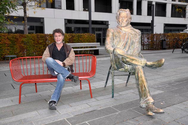 Bilder des Jahres 2020, Entertainment 11 November News Bilder des Tages Der Künstler Nikolai Tregor bei der Ankunft und Präsentation der Bronze-Statue von Helmut Dietl vor dem Andoz Hotel in München-Schwabing. München, 10.11.2020