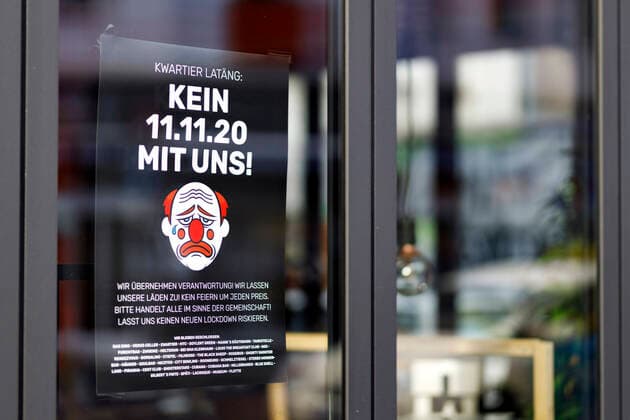 Bilder des Jahres 2020, News 11 November News Themen der Woche KW46 News Bilder des Tages Am 11.11. blieb es in der Karneval-Hochburg Köln ruhig, zentrale Plätze wurden von Ordnungsamt und Polizei kontrolliert, um Karnevalisten vom Feiern abzuhalten. Im Bild ein Plakat an einer Kneipe auf der Zülpicher Straße, das auf Schließung am 11.11. wegen Corona hinweist. Köln, 11.11.2020
