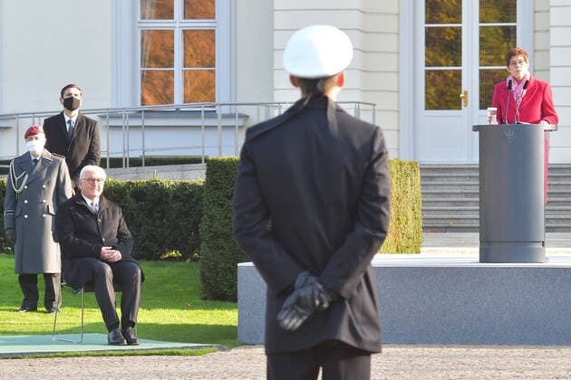Bilder des Jahres 2020, News 11 November News Themen der Woche KW46 News Bilder des Tages 65.Gründungstag der Bundeswehr Frank-Walter Steinmeier (SPD), Bundespräsident, Annegret Kramp-Karrenbauer Ansprache zum Feierlichen Gelöbnis zum 65. Gründungstag der Bundeswehr in Berlin, SchlossPark Bellevue in Berlin am 12.11.2020
