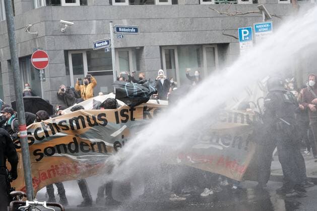 Bilder des Jahres 2020, News 11 November News Themen der Woche KW46 News Bilder des Tages 14.11.2020 xkhx Frankfurt am Main Querdenker 69 -Demonstration unter dem Motto Kein Lockdown für Bembeltown.und Gegenveranstaltung in Frankfurt am Main Bild zeigt: Gegendemonstranten - blockieren die Demo der Querdenker und die Polizei geht mit Wasserwerfern vor