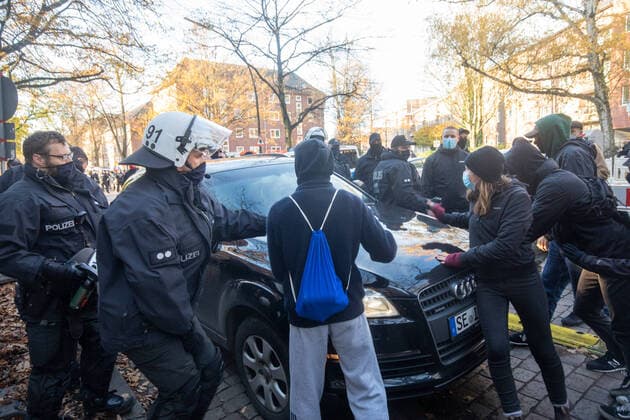 Bilder des Jahres 2020, News 11 November News Themen der Woche KW46 News Bilder des Tages AFD-Landesparteitag trotz Corona-Pandemie 15.11.20 - Hamburg: Trotz Teil-Lockdown, Kontaktbeschränkungen und Pandemie hält die AFD ihren Landesparteitag in Zeiten von Corona ab. Am heutigen Sonntag den 15.11. lädt die AFD in die Berufliche Schule für Medien und Kommunikation in Hamburg-Dulsberg. Im Vorwege formierte sich ein Protest von Links. Das Hamburger Bündnis gegen Rechts rufte zu einer Versammlung gegen diese Veranstaltung auf. Hamburg Dulsberg Hamburg Deutschland Copyright: xLucaxFieldx