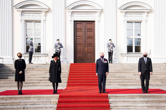Bilder des Jahres 2020, Entertainment 11 November Entertainment Bilder des Tages Bundespraesident Frank-Walter Steinmeier und seine Frau Elke Buedendender empfangen den Prinzen von Wales Charles und die Herzogin von Cornwall Camilla im Schloss Bellevue in Berlin am 15. November 2020. Volkstrauertag in Berlin