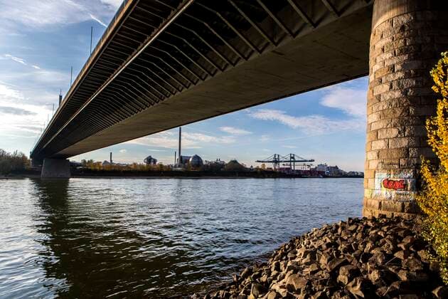 Die Friedrich-Ebert-Brücke oder Nordbrücke ist die nördliche der drei Bonner Rheinbrücken. Sie verbindet den Bonner Stadtbezirk Beuel mit dem Stadtbezirk Bonn. Sie soll 2030 abgerissen werden. Nordbrücke Bonn