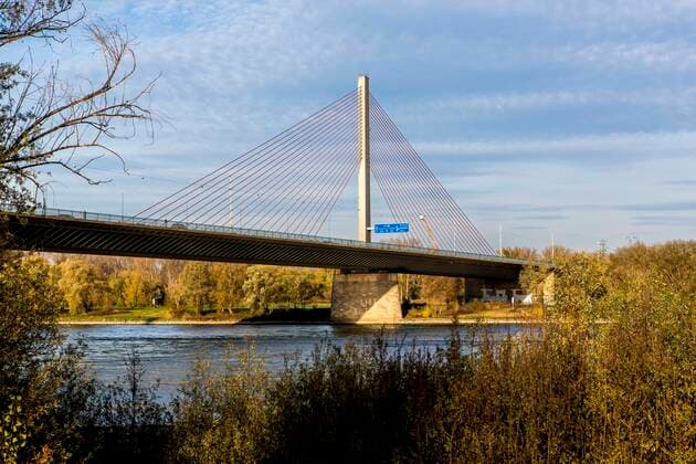 Die Friedrich-Ebert-Brücke oder Nordbrücke ist die nördliche der drei Bonner Rheinbrücken. Sie verbindet den Bonner Stadtbezirk Beuel mit dem Stadtbezirk Bonn. Sie soll 2030 abgerissen werden. Nordbrücke Bonn