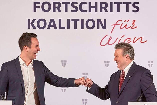 Bilder des Jahres 2020, News 11 November News Themen der Woche KW47 News Bilder des Tages - Wien 16.11.2020 - Wien-Wahl 2020 Koalition - Nach erfolgreich beendeten Koalitionsverhandlungen zwischen der SPÖ und den NEOS stelten die beiden Parteichefs heute erste Teile ihres Regierungsprogramms vor. PHOTO: 8 v.R.) der alte, neue Bürgermeister Michael Ludwig (SPÖ) und der designierte Vizebürgermeister der Wiener NEOS-Parteichef Christoph Wiederkehr während der Statements Vienna election 2020 - After successfully ending coalition negotiations between the SPÖ and the NEOS, the two party leaders presented the first parts of their government program today. Wien Koalition SPÖ Neos