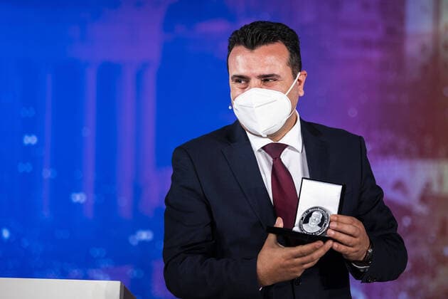 Bilder des Jahres 2020, News 11 November News Themen der Woche KW47 News Bilder des Tages Zoran Zaev, Ministerpraesident von Nordmazedonien, aufgenommen im Rahmen der Verleihung des Menschenrechtspreise 2020 der Friedrich-Ebert-Stiftung in Berlin, 16.11.2020. Berlin Germany