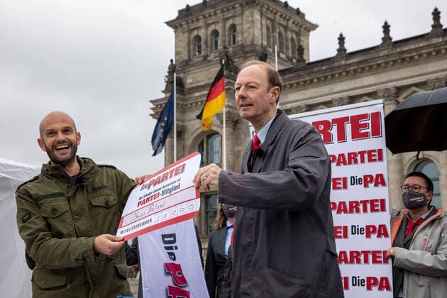 Bilder des Jahres 2020, News 11 November News Themen der Woche KW47 News Bilder des Tages Deutschland, Berlin, Bundestag, Marco Bülow ehemals Abgeordneter der SPD wird Mitglied bei DIE PARTEI, Martin Sonneborn rechts, 17.11.2020