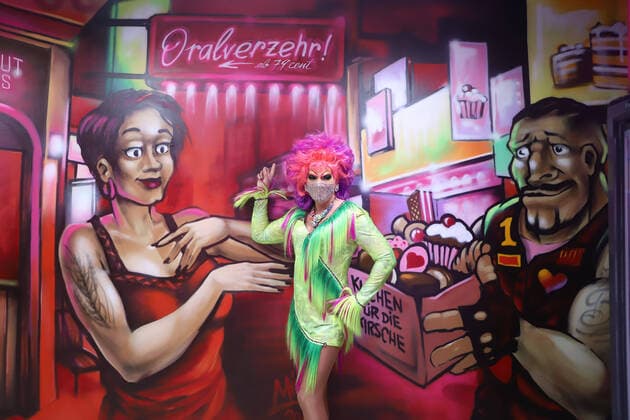 Bilder des Jahres 2020, Entertainment 11 November Entertainment Themen der Woche KW47 Entertainment Bilder des Tages Hamburg der 17.11.2020 Kult-Dragqueen Olivia Jones ist Patin des wiedereröffneten Kiez-Penny auf der Hamburger Reeperbahn. Der bekannteste Penny-Markt auf der Hamburger Reeperbahn öffnete nach vierwöchiger Umbauzeit am Dienstag wieder seine Pforten. Während der Schließung wurden sowohl das Marktkonzept auf neusten Stand gebracht als auch dem Markt ein unverwechselbares Kiez-Ambiente gegeben: Leuchtreklamen, Graffitis oder freche Wand-Sprüche von bekannten Kiez-Künstlern spiegeln förmlich die Atmosphäre und Lebensgefühl der sündigsten Meile der Welt wider. Olivia Jones präsentiert den wiedereröffneten Kiez-Penny Markt auf der Reeperbahn, Hamburg Hamburg Deutschland Reeperbahn