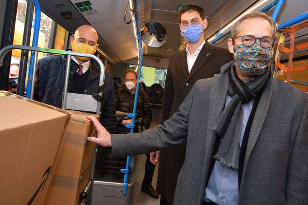 Bilder des Jahres 2020, News 11 November News Themen der Woche KW47 News Bilder des Tages Präsentation der neuen DHL-Paketbusse Michael Müller, SPD, Regierender Bürgermeister von Berlin, Martin Hikel, SPD, Bezirksbürgermeister von Neukölln Präsentation der neuen DHL-Paketbusse, ein erstes Pilotprojekt für Berlin am 18.11.2020