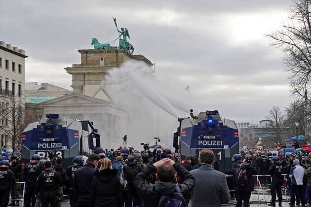 Bilder des Jahres 2020, News 11 November News Themen der Woche KW47 News Bilder des Tages 18.11.2020, Berlin, Deutschland, GER - Demonstration von Gegnern der Coraonamaßnahmen der Bundesregierung in Berlin Mitte in der Nähe des Bundestages. .