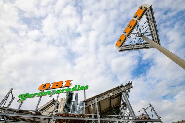 OBI Baumarkt mit ,,Gartenparadies in Wien Donaustadt Baumarkt Filiale OBI mit Gartencenter ,,Gartenparadies . Das orange Logo mit ,,OBI Schriftzug ragt in den blauen Himmel. Wien, Österreich. August 2020 OBI Bau- und Gartenmarkt 