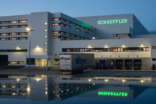 Im Industriegebiet Star Park ,nördlich der Stadt Halle (Saale) an der Autobahn A14 startet der Autozulieferer Schaeffler sein neues Europa-Logistikzentrum . Das Logistikzentrum für Autoersatzteile dient auch als Zentrallager für Deutschland,Österreich und die Schweiz. Symbolbild mit Schaeffler-Logo für die Schaeffler Group.
