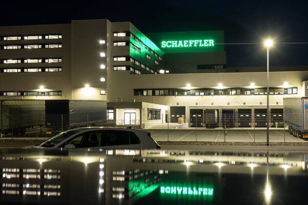 Im Industriegebiet Star Park ,nördlich der Stadt Halle (Saale) an der Autobahn A14 startet der Autozulieferer Schaeffler sein neues Europa-Logistikzentrum . Das Logistikzentrum für Autoersatzteile dient auch als Zentrallager für Deutschland,Österreich und die Schweiz. Symbolbild mit Schaeffler-Logo für die Schaeffler Group.